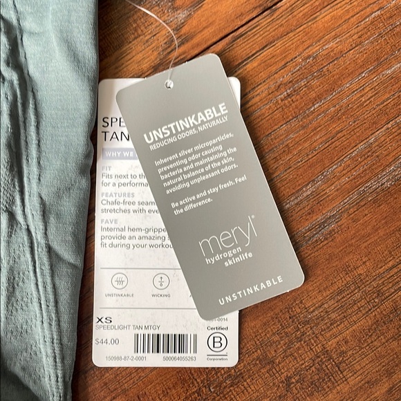 Gray fitted sleeveless tank top with scoop neck and ruched style - Picture 2 of 4